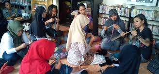 (Akrab dengan merajut)