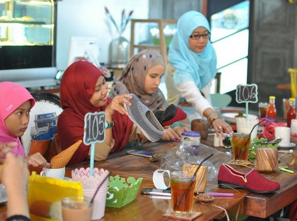 Halal Bi Halal dan Piknik Merajut