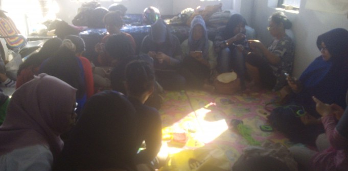 Istri Nelayan di Kampung Barukang Diajari Merajut Benang