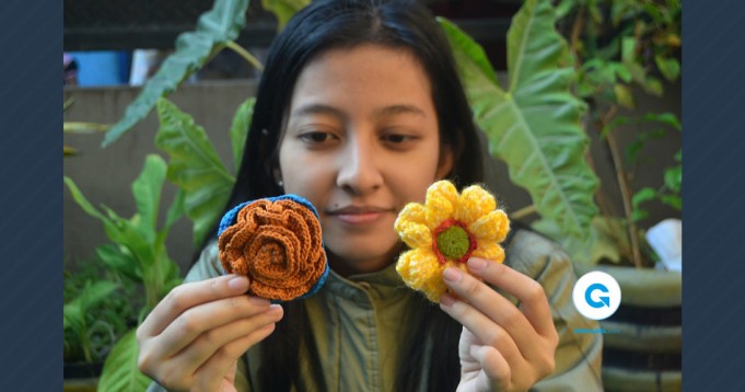 Makassar, GoSulsel.com – Anggota komunitas Quiqui ajarkan warga ibu di lorong Barukang 3, Kelurahan Patinggaloang, kecamatan Ujung Tanah, Kamis (18/8/2016). Bom Benang 2016 merupakan ajang tahunan komunitas Quiqui, komunitas perajut Makassar, berlangsung di lima lokasi perkampungan Kota Makassar, digelar 18 Agustus 2016 hingga awal September 2016. 5 kampung tersebut adalah Jl Barukang 3 pada 18 Agustus, Jl Toa Daeng 3 Lorong Mawar pada 21 Agustus, Jl Sukaria 13 pada 25 Agustus, Jl Rajawali Mariso pada 28 Agustus, dan Jl Barukang IV belum konfirmasi jadwal. Quiqui mengambil tema ‘Benang Kandung’ untuk Bom Benang tahun 2016. Ini adalah judul yang memplesetkan istilah kekerabatan seperti ‘anak kandung’. Sebagai cara menunjukkan bahwa dengan menggunakan medium benang, orang-orang bisa saling terhubung dalam ikatan yang karib, sebagaimana layaknya hubungan antara ibu dan anak. Berikut suasana ibu-ibu latihan merajut benang: